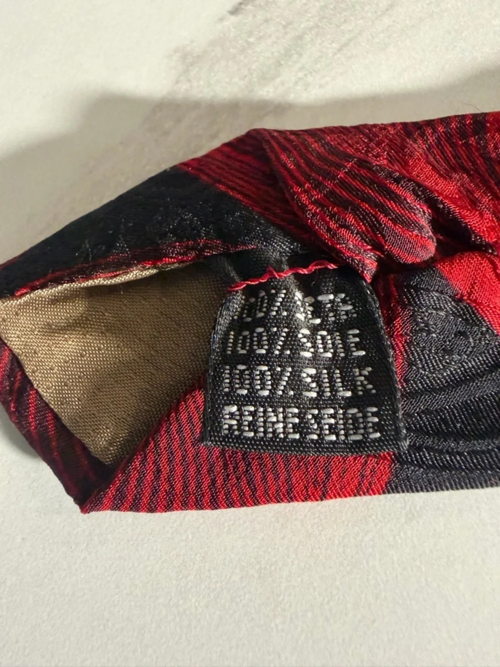 Silk Red and Black Circular Pattern Tie